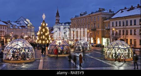 VILNIUS, LITUANIE - le 26 décembre 2018 : European city square et illuminer sapin décoré sur l'ancienne ville. Les gens célèbrent Noël Banque D'Images