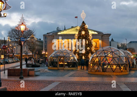 VILNIUS, LITUANIE - le 26 décembre 2018 : European city square et illuminer sapin décoré sur l'ancienne ville. Les gens célèbrent Noël Banque D'Images