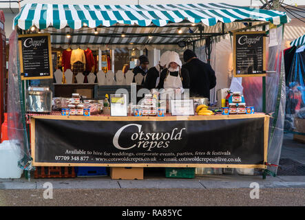 Vendeur en crêpe robe victorienne au marché de Noël Victorien Worcester UK. Novembre 2018. Banque D'Images