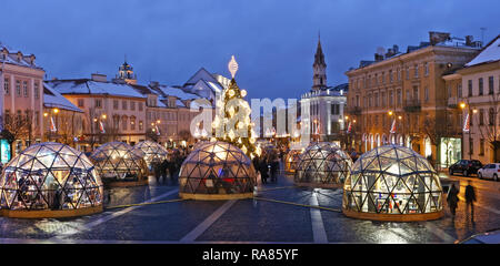 VILNIUS, LITUANIE - le 26 décembre 2018 : European city square et illuminer sapin décoré sur l'ancienne ville. Les gens célèbrent Noël Banque D'Images