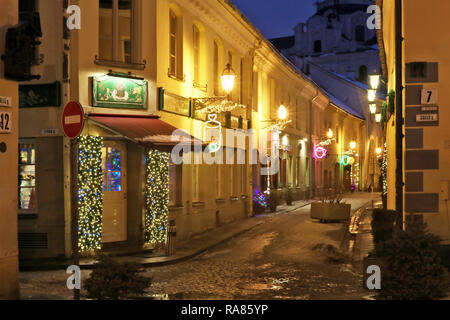 VILNIUS, LITUANIE - le 26 décembre 2018 : la nuit de Noël et les lumières sur la rue juive des pays baltes capitale. Les gens célèbrent les vacances de Noël Banque D'Images