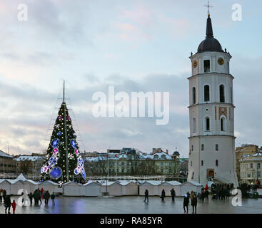 VILNIUS, LITUANIE - le 26 décembre 2018 : Noël ville européenne place principale et illuminer sapin décoré sur l'ancienne ville. Les gens célèbrent Banque D'Images