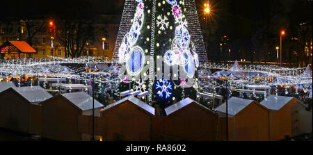 VILNIUS, LITUANIE - le 26 décembre 2018 : European city square, avec des boutiques de souvenirs et d'illuminer sapin décoré sur l'ancienne ville. Banque D'Images