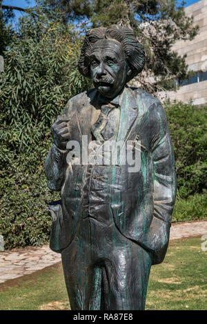 Albert Einstein sculpture en bronze de Georgy Frangulyan sculpteur géorgien (2015) à Givat Ram ou Edmond Safra Campus de l'Université hébraïque. Jérusalem Banque D'Images