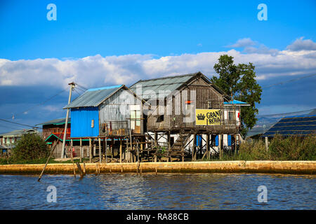 Maisons traditionnelles sur le lac Inle, Myanmar (Birmanie) Banque D'Images