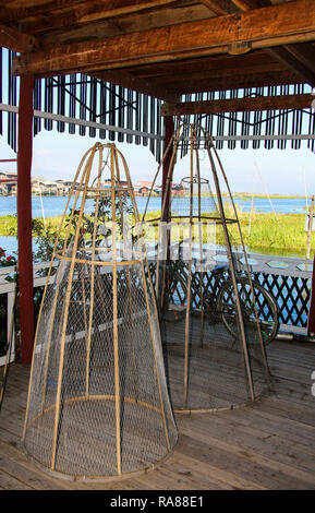 Pêche à volants, la manière traditionnelle de la pêche sur le lac Inle, Myanmar (Birmanie) Banque D'Images