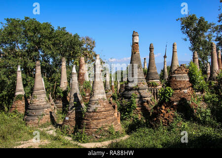 La pagode Shwe Inn Dain à Indein complexe village lac Inle au Myanmar (Birmanie) Banque D'Images