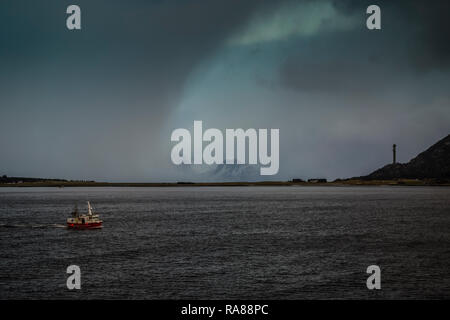 Bateau de pêche isolés près de l'ORNES, la Norvège. Banque D'Images