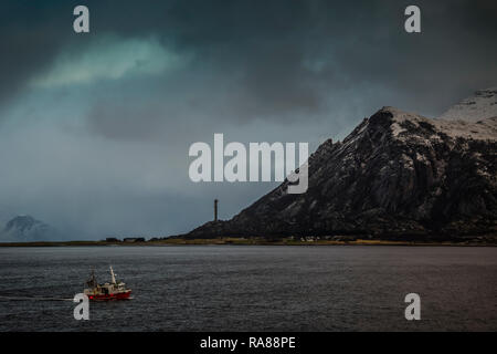 Bateau de pêche isolés près de l'ORNES, la Norvège. Banque D'Images