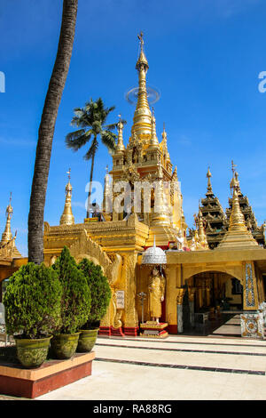 YANGON, MYANMAR - 16 décembre 2016 : La pagode Kyauktan Ye, affluent de la rivière Yangon, Myanmar (Birmanie) Banque D'Images