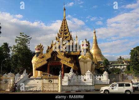 YANGON, MYANMAR - 16 décembre 2016 : Le sud de l'entrée de la pagode Shwedagon, monument et célèbre place de Yangon, Myanmar (Birmanie). Banque D'Images