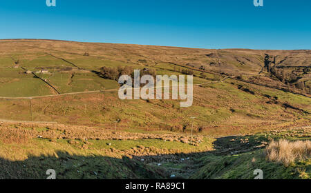 North Pennines AONB paysage panoramique, vue sur la vallée de l'espoir, HUDES, UK Teesdale dans strong winter sunshine et un ciel bleu clair Banque D'Images