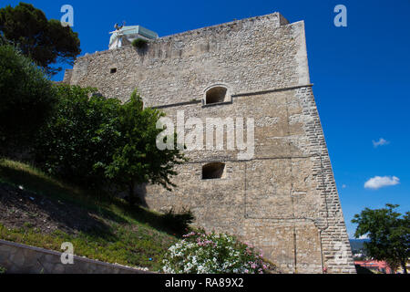 Le Château Souabe de Vieste se trouve sur le bord de la vieille ville, sur une falaise surplombant la mer, surplombant la plage de San Giorgio, aussi connu sous le nom de "Cast Banque D'Images