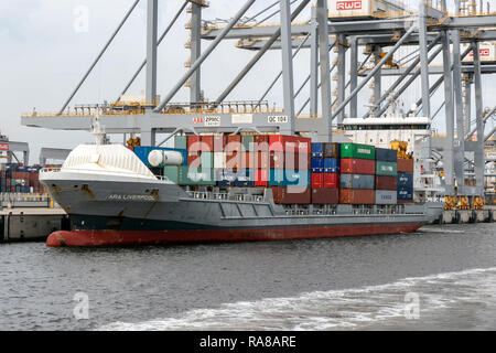 ROTTERDAM - Aug 23, 2017 : dans le port de Rotterdam. Banque D'Images