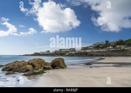 COVERACK, CORNWALL, UK - 2 juillet 2016. Vue de la pointe et Dollar Point de la plage du village pittoresque de Coverack dans Cornwall, UK Banque D'Images