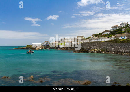 COVERACK, CORNWALL, UK - 2 juillet 2016. Vue de la pointe et Dollar Point de la plage du village pittoresque de Coverack dans Cornwall, UK Banque D'Images