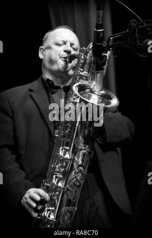 Alan Barnes sur solo saxophone baryton sur Le plus petit dénominateur commun, Scarborough Jazz Festival 2017 Banque D'Images