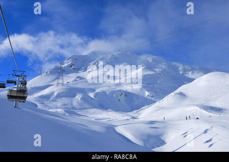 Vue panoramique sur la montagne alpes suisses de Weissfluhjoch au-dessus de la célèbre région d'hiver des Alpes Suisses Davos-City Banque D'Images