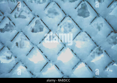 Résumé Contexte L'hiver. Neige sur la grille en métal Banque D'Images
