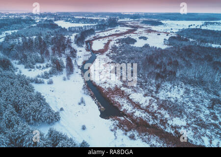 Vue de dessus de la campagne environnante et la rivière étroites et sinueuses en hiver neige Banque D'Images