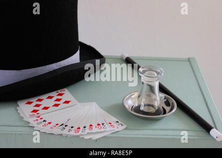 L'équipement du magicien d'une poitrine. Stovepipe hat, cartes, verre, coins, baguette magique pour tours de magie. Banque D'Images