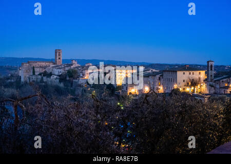 Avec vue panoramique sur les tours médiévales de la ville de Colle di Val d'Elsa, Sienne, Toscane Banque D'Images