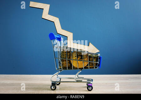 Crypto tomber. Bitcoin BTC dans votre panier et de la flèche. Banque D'Images