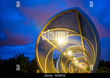 Bridge par Perrault, vision de nuit. Parc de Rio de Madrid, Madrid, Espagne. Banque D'Images