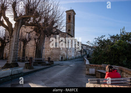 COLLE VAL D'ELSA, ITALIE - Le 26 décembre 2018 : pas de femme près de l'église de Santa Caterina, dans le village médiéval de Colle di Val d'Elsa, Sienne, Tu Banque D'Images