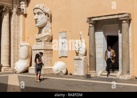 Fragments de la Colosse de Constantine dans la cour intérieure du palais conservateurs, Musées du Capitole, la Piazza del Campidoglio, Rome, Latium, Italie. Banque D'Images