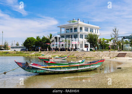 Les touristes visitant l'Ouest lakeside restaurant Cafe par Teria Lap une lagune dans village de pêcheurs de Lang Co, Phu Loc, province de Thua Thien Hue, Vietnam, Asie Banque D'Images