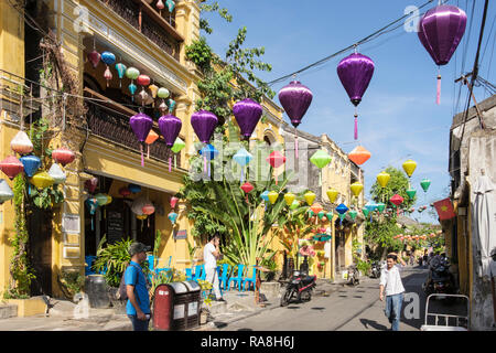 Lanternes colorées suspendues au-dessus d'une ruelle de la vieille ville. Hoi An, Quang Nam Province, Vietnam, Asie Banque D'Images
