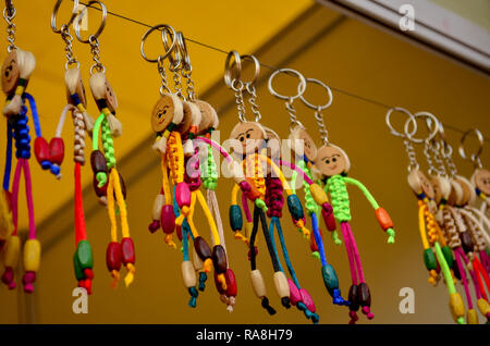 Des porte-clés fantaisie pendaison chaînes / sur l'affichage à une exposition d'artisanat à shop à Delhi Haat, Delhi, Inde Banque D'Images