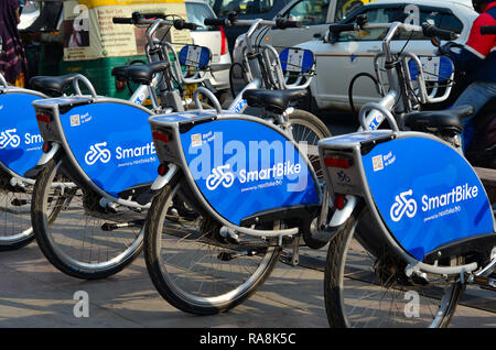 Smart parking vélos empilés dans contre le trafic sur la route de Connaught Place, Delhi, Inde Banque D'Images