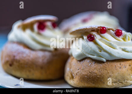 Semla avec canneberges gâteaux suédois. Close-up Banque D'Images