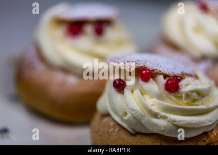 Semla les gâteaux avec des canneberges. Close-Up Banque D'Images