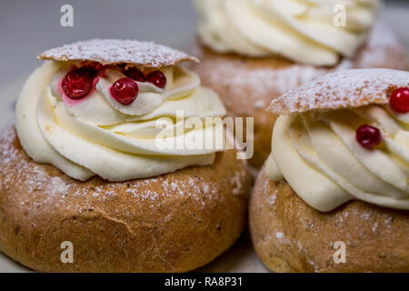 Semla avec canneberges gâteaux suédois sur table en bois,Close-Up Banque D'Images
