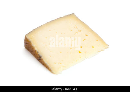 Fromage Manchego espagnol fabriqué à partir du lait de brebis qu'il a une texture crémeuse et ferme, isolated on a white background studio. Banque D'Images