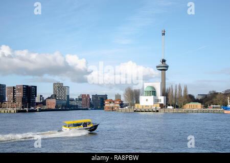 En bateau-taxi en face de la tour Euromast à Rotterdam aux Pays-Bas Banque D'Images