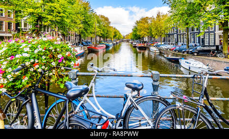 Des vélos et des fleurs sur la Prinsenstraat Pont sur le Keizersgracht dans le centre-ville d'Amsterdam aux Pays-Bas Banque D'Images