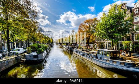 Le Canal Prinsengracht (Prince) au pont de Lekkersluis avec ses nombreux bateaux-maison dans le centre-ville d'Amsterdam aux Pays-Bas Banque D'Images