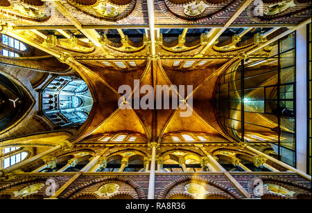 L'intérieur de style néo-gothique du Posthoorn Church dans le centre-ville d'Amsterdam aux Pays-Bas Banque D'Images