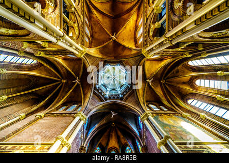 L'intérieur de style néo-gothique du Posthoorn Church dans le centre-ville d'Amsterdam aux Pays-Bas Banque D'Images