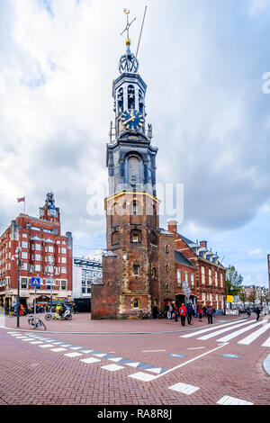 L'historique tour Munttoren ou menthe à l'original de carillon les années 1600 dans le vieux centre-ville d'Amsterdam aux Pays-Bas Banque D'Images