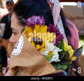 Phoenix, AZ - le 17 novembre 2018 belles fleurs fraîches sont en vente au marché en plein air le samedi matin à la Central Avenue. Banque D'Images