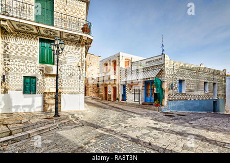 Maisons traditionnelles décorées de motifs géométriques le célèbre zéro dans le village médiéval de mastic de Pyrgi sur l'île de Chios, Grèce Banque D'Images