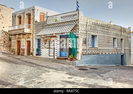 Maisons traditionnelles décorées de motifs géométriques le célèbre zéro dans le village médiéval de mastic de Pyrgi sur l'île de Chios, Grèce Banque D'Images