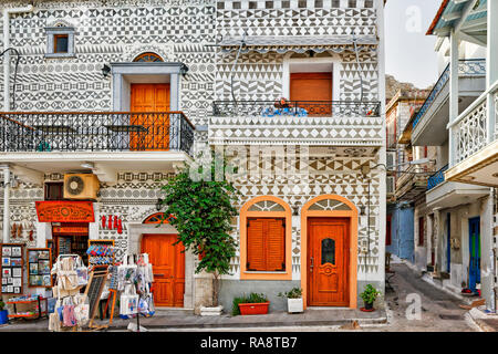 Maisons traditionnelles décorées de motifs géométriques le célèbre zéro dans le village médiéval de mastic de Pyrgi sur l'île de Chios, Grèce Banque D'Images