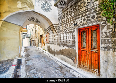 Maisons traditionnelles décorées de motifs géométriques le célèbre zéro dans le village médiéval de mastic de Pyrgi sur l'île de Chios, Grèce Banque D'Images