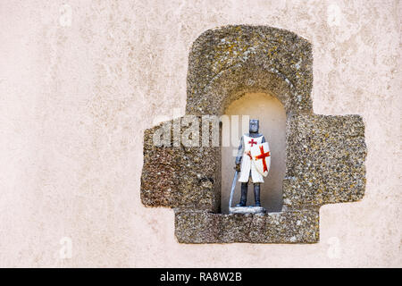 Rochefort-en-Terre, France. Chevalier templier figure reposant dans une niche sur un mur Banque D'Images